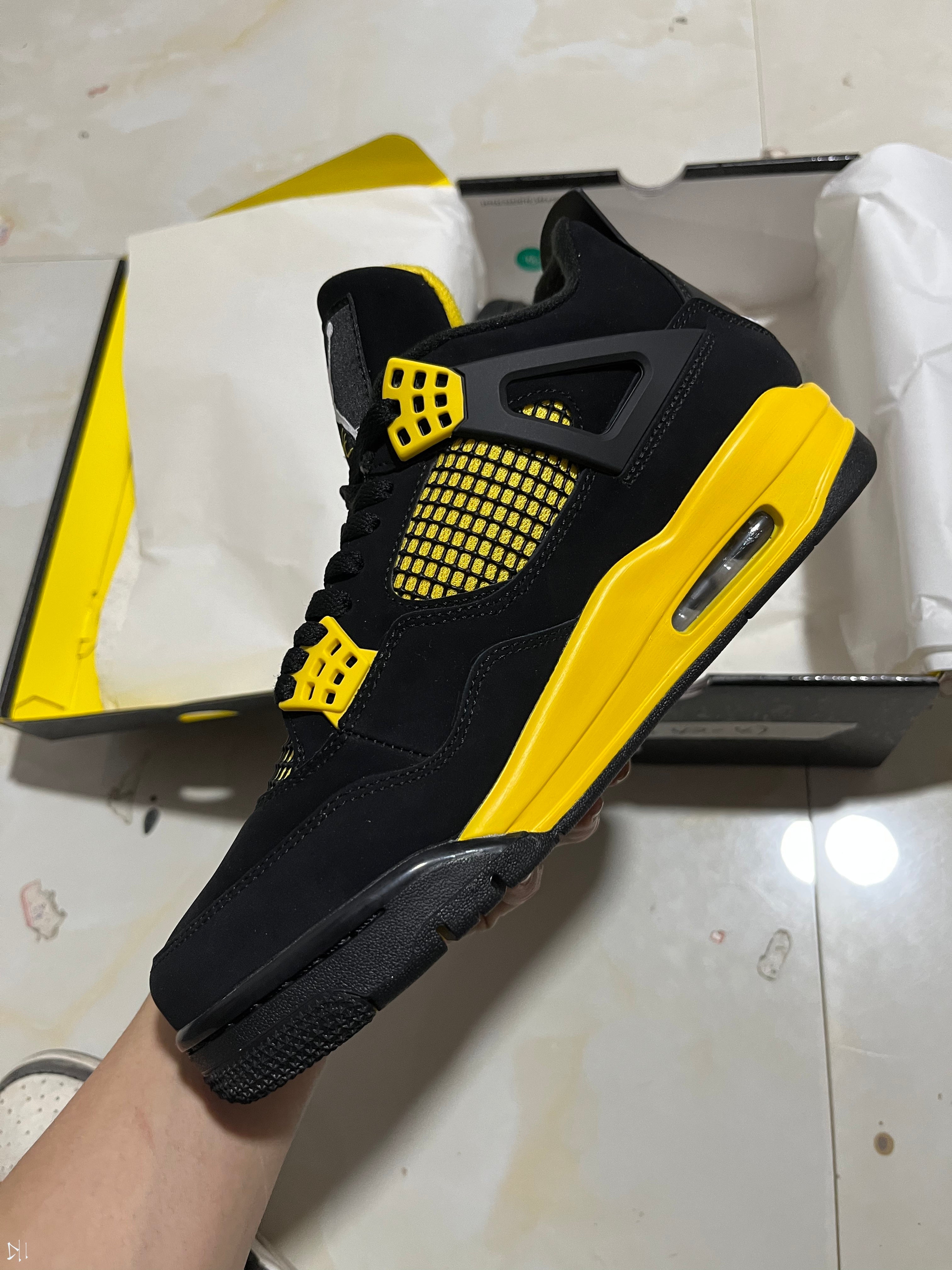 Air Jordan 4 THUNDER